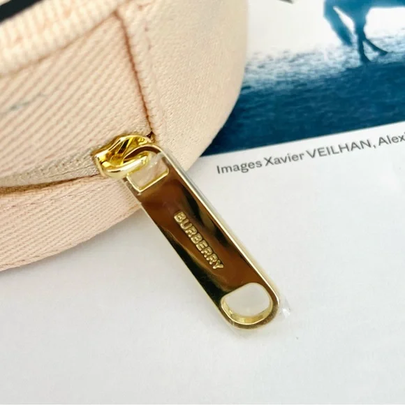 Burberry Round‎ Zip Bag/Jewelry Organizer - Picture 2 of 4